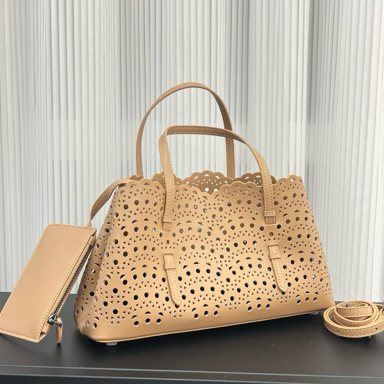 👜✨ 삼성가가 선택한 스타일 프리미엄 소가죽 알*이 미나 펀칭 미니 토트백 | Premium Leather Mini Tote | 여름 데일리백 🤍🖤🤎