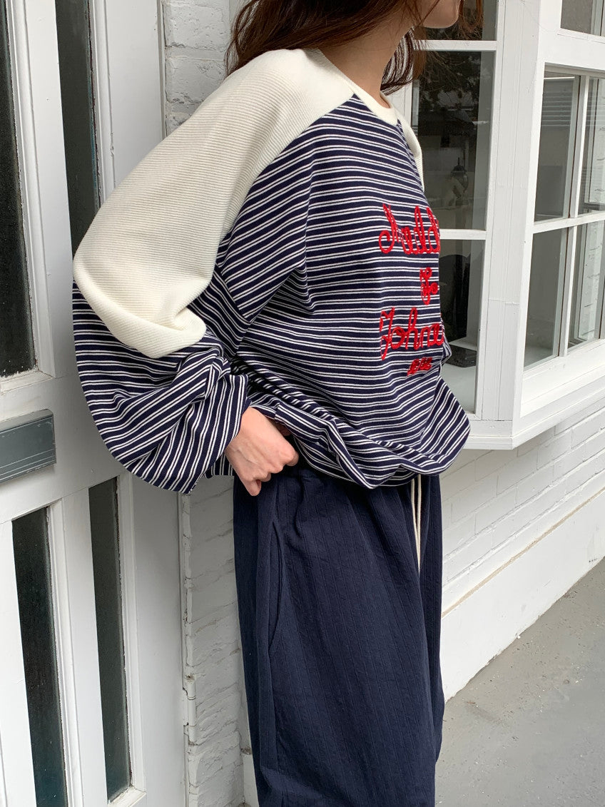 🧵 [벤티 스트라이프 배색] 레드 레터링 자수 맨투맨 | Stripe Color Block Embroidery Sweatshirt