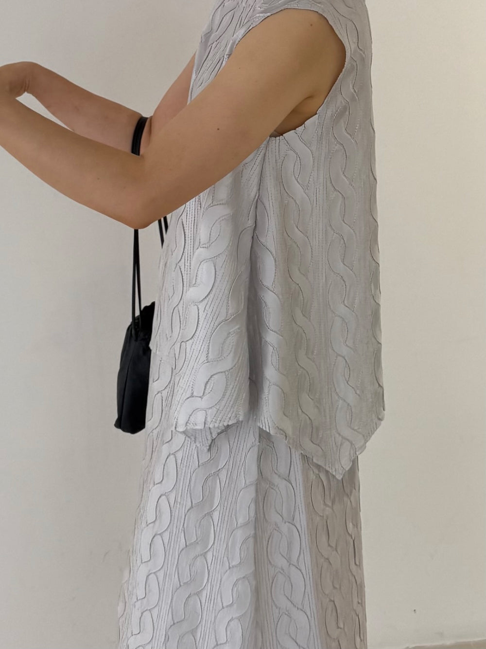✨반짝이는 은은한 펄감의 샤이니 꽈배기 플리츠 홀 셋업 Sleeveless Shimmer Pleated Texture Set-Up | Top & Skirt 2PCS · Elegant Satin Shine · Lightweight Summer Resort Look · Free Size✨