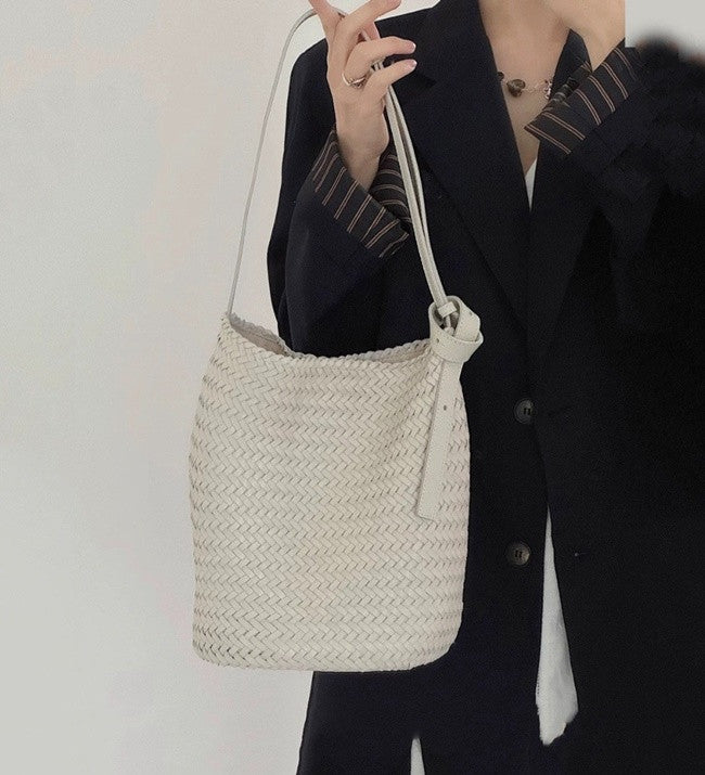 👜✨ 아르떼 드래곤 원통형 숄더 크로스 위빙백 [합성피혁]✨👜 핸드메이드 위빙 버킷백 · 데일리 숄더백 · 크로스백 | Arte Dragon Handwoven Bucket Bag