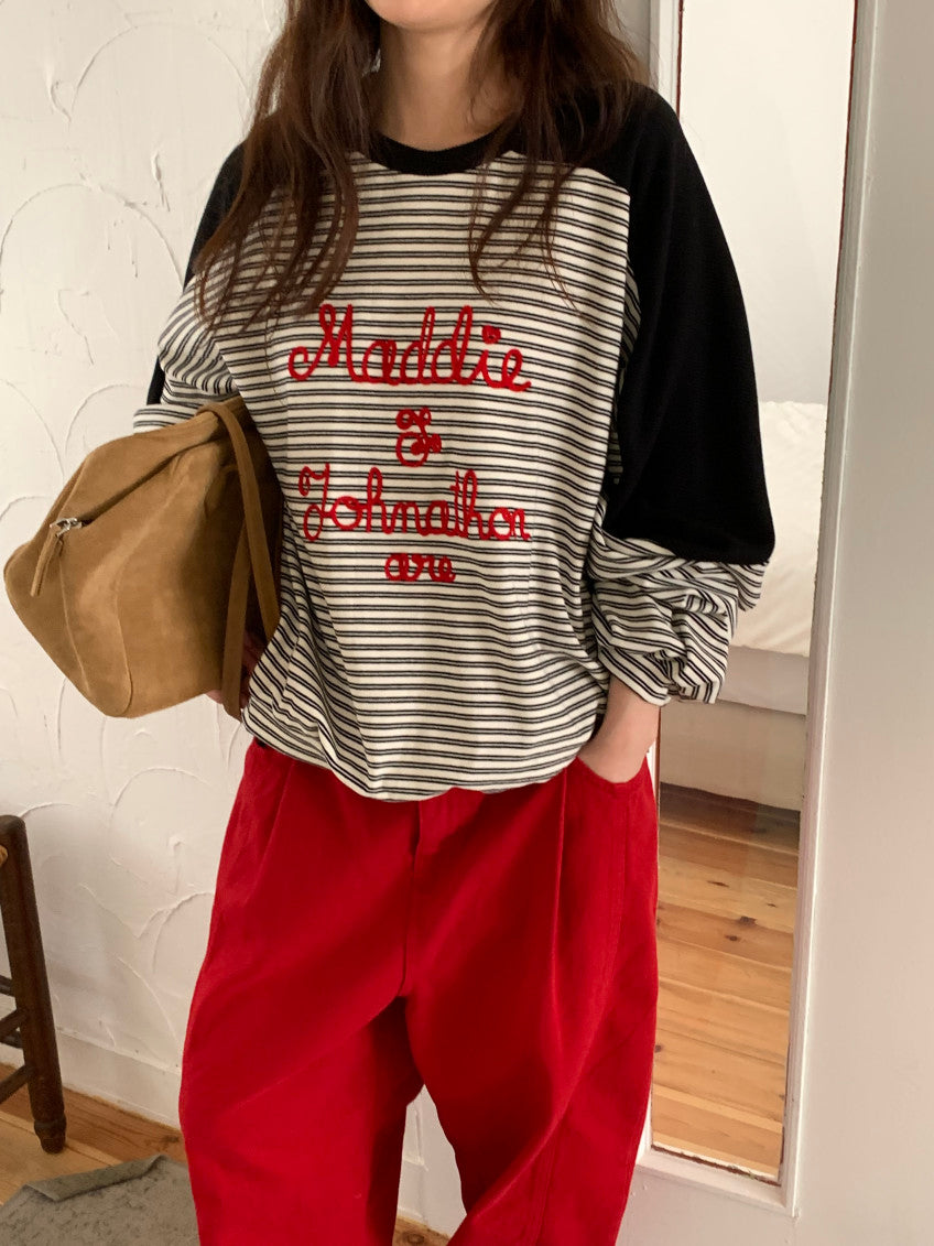 🧵 [벤티 스트라이프 배색] 레드 레터링 자수 맨투맨 | Stripe Color Block Embroidery Sweatshirt