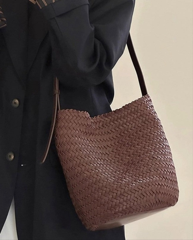 👜✨ 아르떼 드래곤 원통형 숄더 크로스 위빙백 [합성피혁]✨👜 핸드메이드 위빙 버킷백 · 데일리 숄더백 · 크로스백 | Arte Dragon Handwoven Bucket Bag