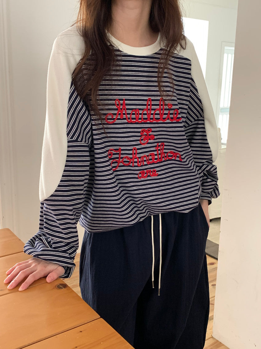 🧵 [벤티 스트라이프 배색] 레드 레터링 자수 맨투맨 | Stripe Color Block Embroidery Sweatshirt