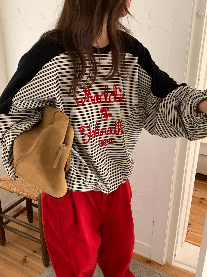 🧵 [벤티 스트라이프 배색] 레드 레터링 자수 맨투맨 | Stripe Color Block Embroidery Sweatshirt