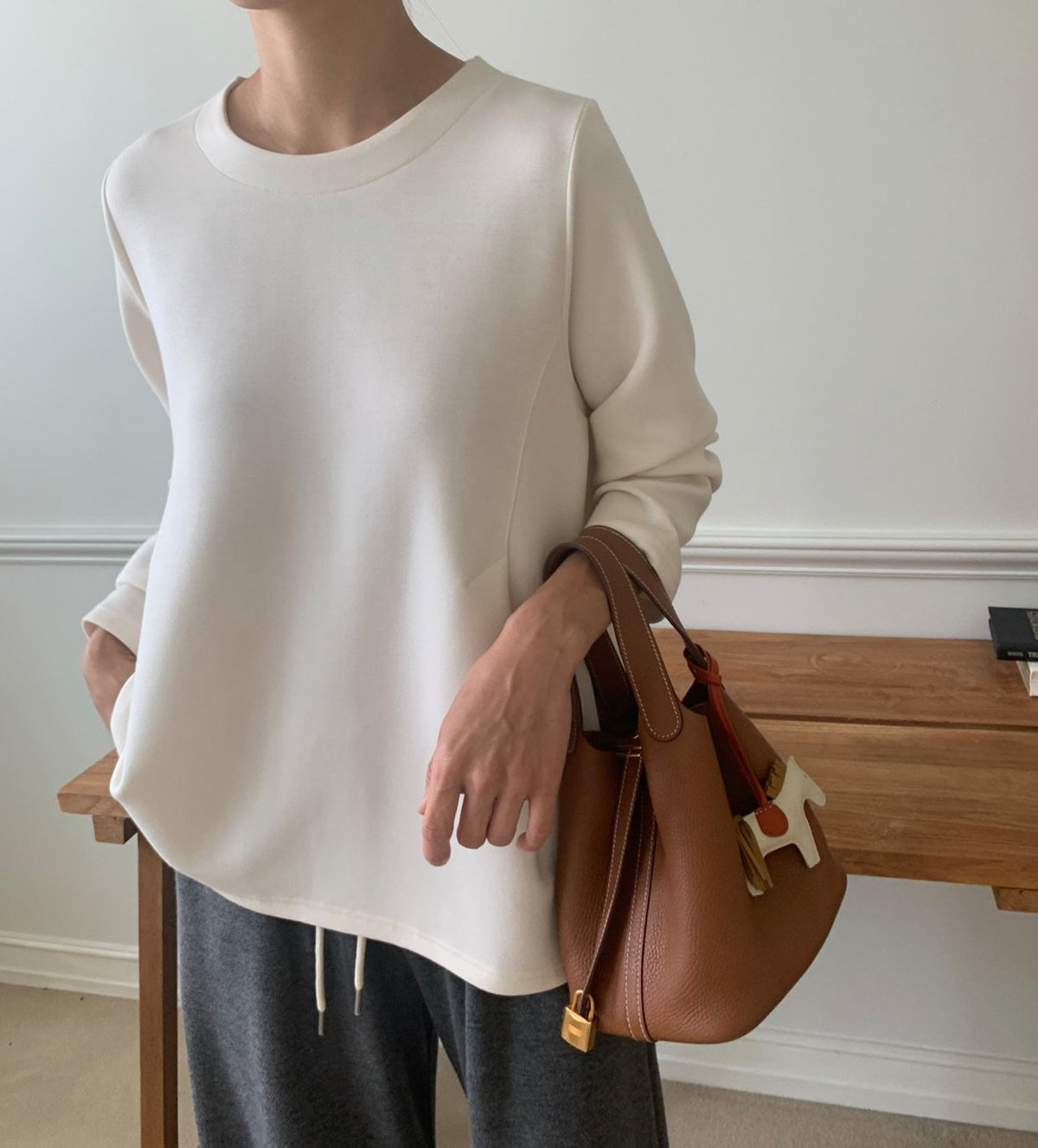 🖤 [럭키룸 라인이 예쁜 분또] 사이드 다트 A라인 긴팔 티셔츠 | Soft Structured Dart A-Line Long Sleeve Top