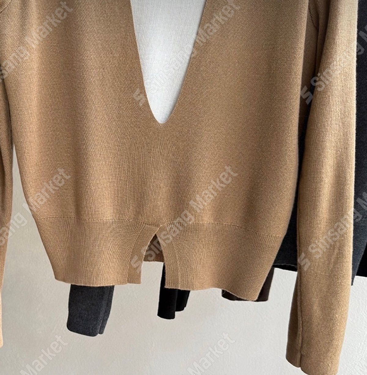 🧶 [레이어드 디자인] 울 블렌드 딥 브이넥 배색 슬릿 니트 | Wool Blend Deep V-Neck Layered Slit Knit
