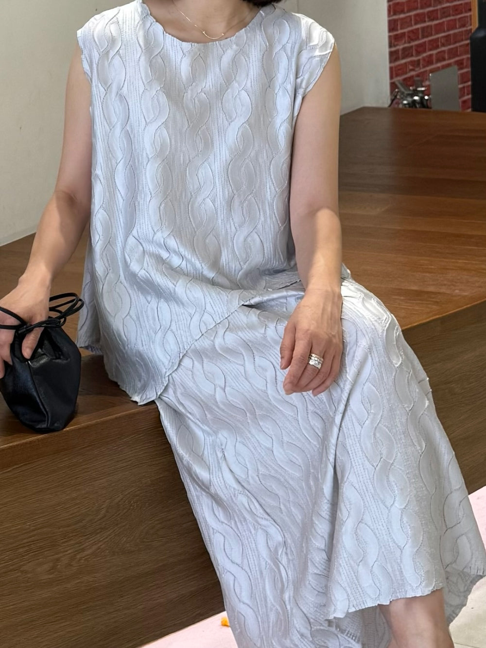 ✨반짝이는 은은한 펄감의 샤이니 꽈배기 플리츠 홀 셋업 Sleeveless Shimmer Pleated Texture Set-Up | Top & Skirt 2PCS · Elegant Satin Shine · Lightweight Summer Resort Look · Free Size✨