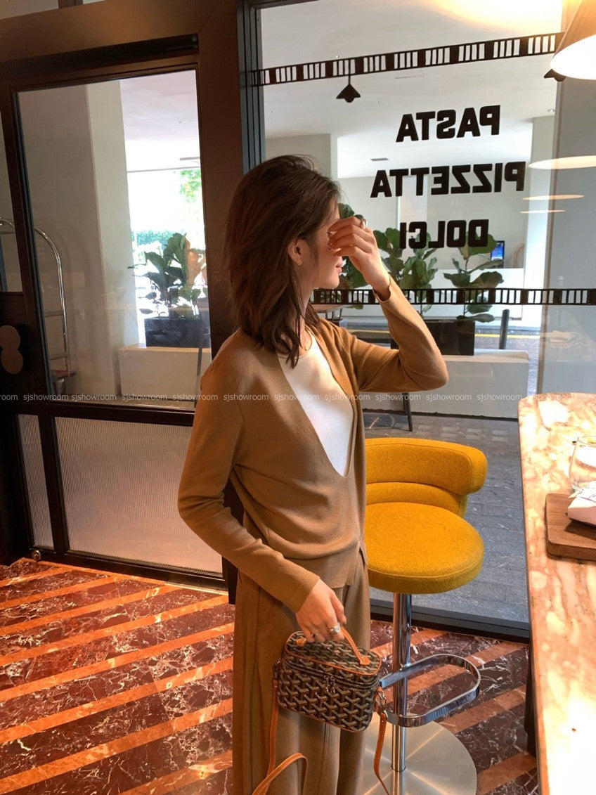 🧶 [레이어드 디자인] 울 블렌드 딥 브이넥 배색 슬릿 니트 | Wool Blend Deep V-Neck Layered Slit Knit