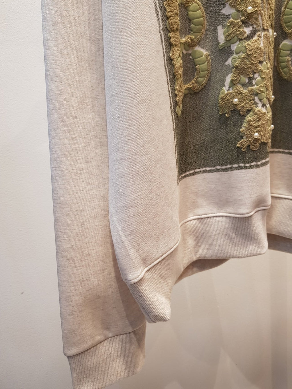 마르 BB✨ 진주 자수 맨투맨 | Pearl Embroidery Sweatshirt