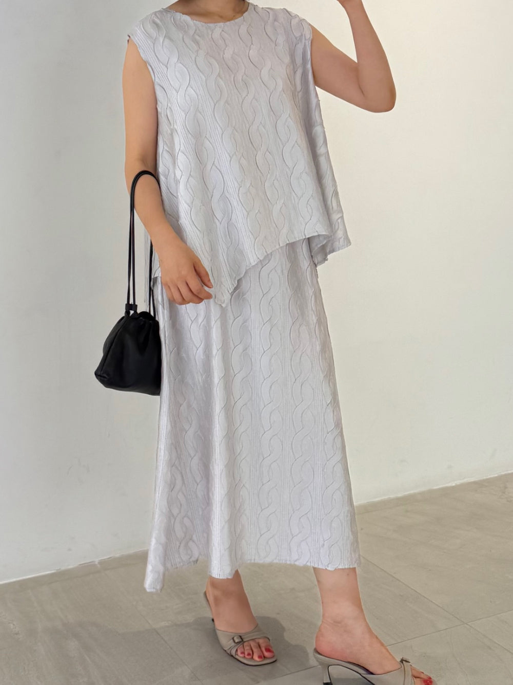 ✨반짝이는 은은한 펄감의 샤이니 꽈배기 플리츠 홀 셋업 Sleeveless Shimmer Pleated Texture Set-Up | Top & Skirt 2PCS · Elegant Satin Shine · Lightweight Summer Resort Look · Free Size✨