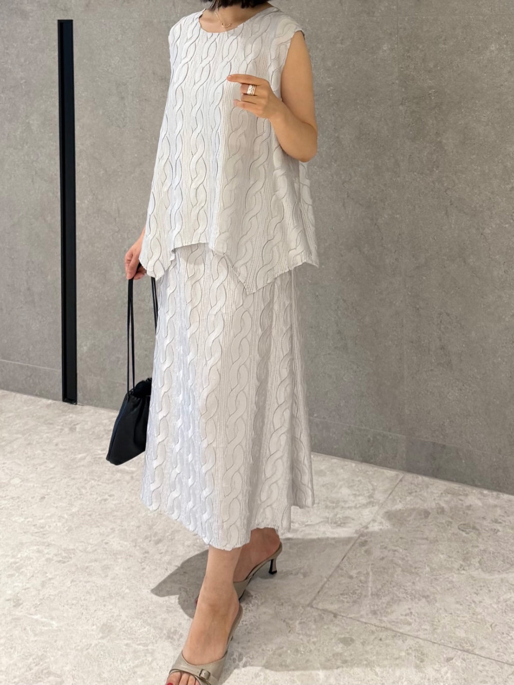 ✨반짝이는 은은한 펄감의 샤이니 꽈배기 플리츠 홀 셋업 Sleeveless Shimmer Pleated Texture Set-Up | Top & Skirt 2PCS · Elegant Satin Shine · Lightweight Summer Resort Look · Free Size✨