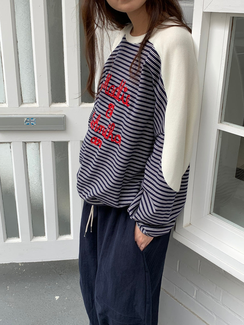 🧵 [벤티 스트라이프 배색] 레드 레터링 자수 맨투맨 | Stripe Color Block Embroidery Sweatshirt