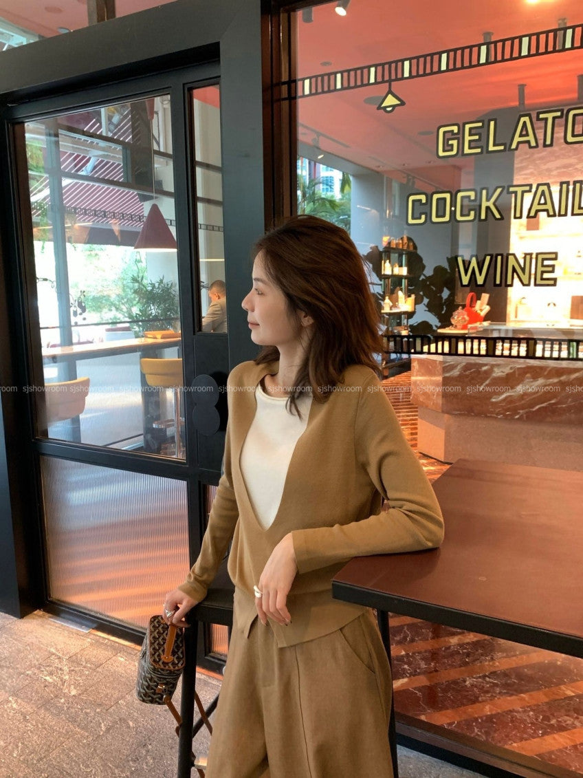 🧶 [레이어드 디자인] 울 블렌드 딥 브이넥 배색 슬릿 니트 | Wool Blend Deep V-Neck Layered Slit Knit