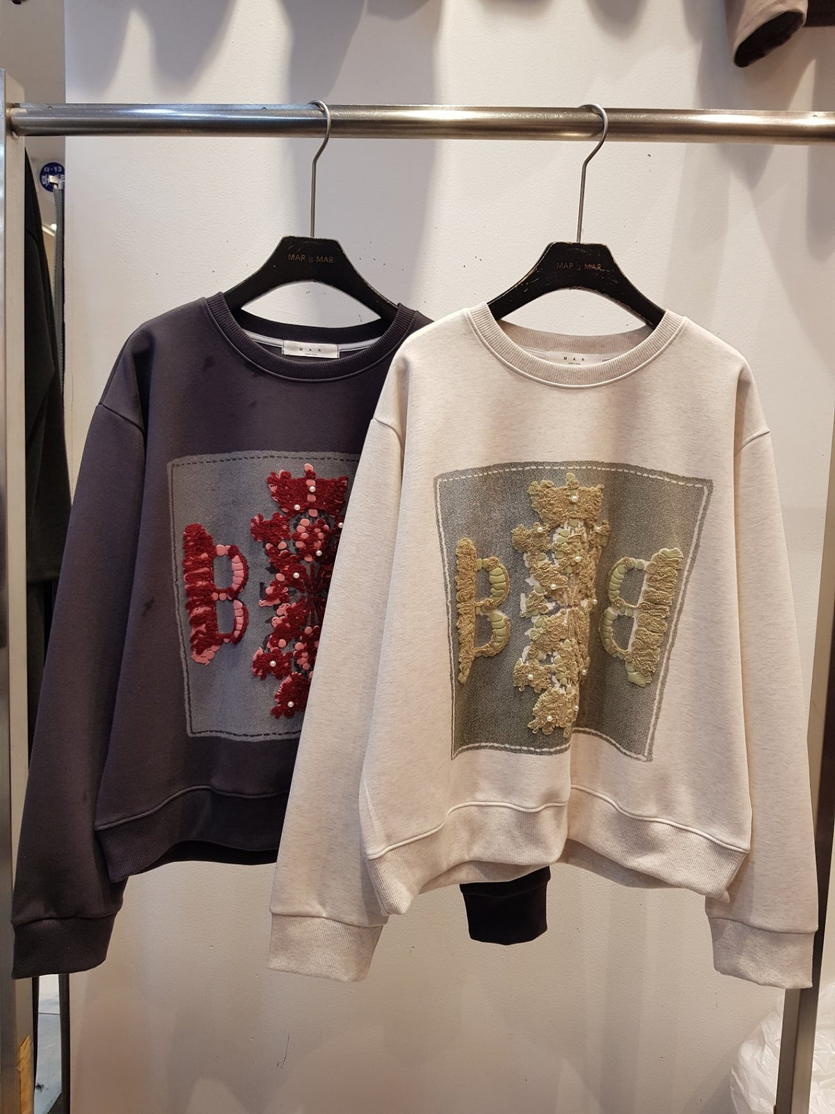 마르 BB✨ 진주 자수 맨투맨 | Pearl Embroidery Sweatshirt