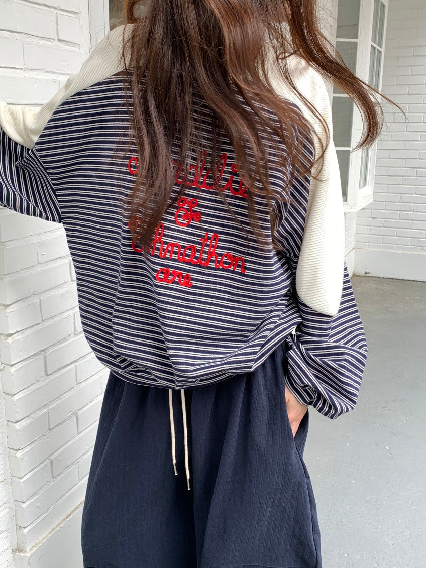 🧵 [벤티 스트라이프 배색] 레드 레터링 자수 맨투맨 | Stripe Color Block Embroidery Sweatshirt