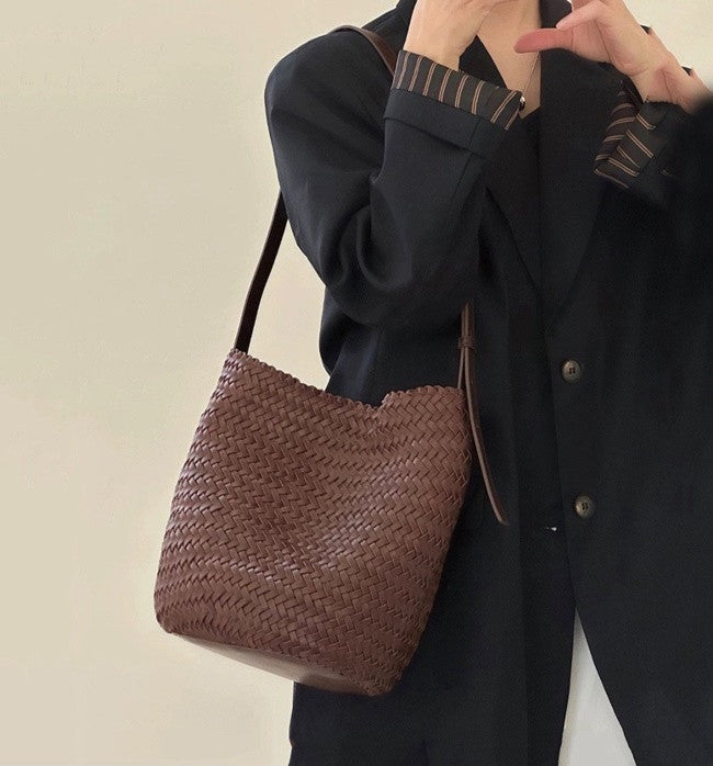 👜✨ 아르떼 드래곤 원통형 숄더 크로스 위빙백 [합성피혁]✨👜 핸드메이드 위빙 버킷백 · 데일리 숄더백 · 크로스백 | Arte Dragon Handwoven Bucket Bag
