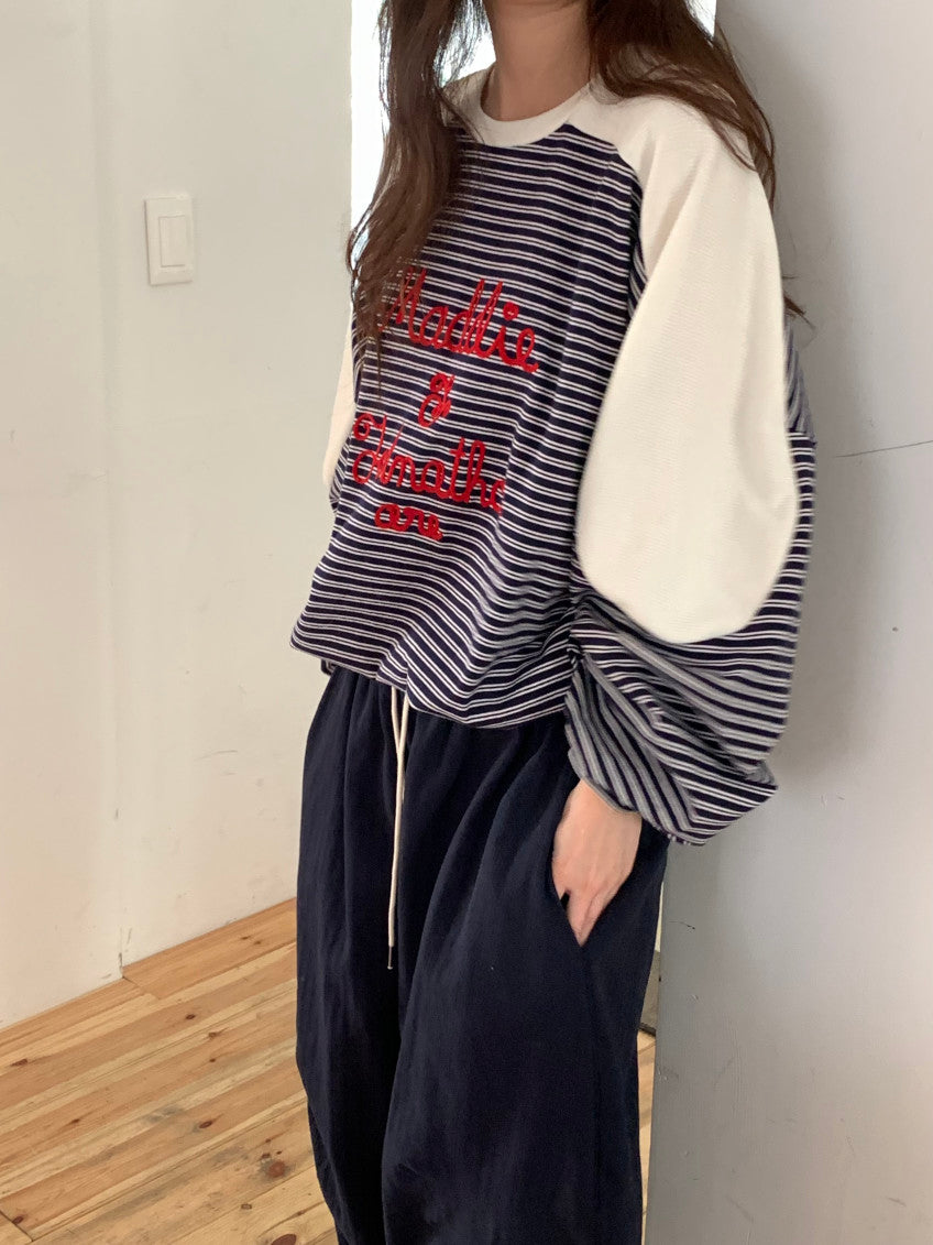 🧵 [벤티 스트라이프 배색] 레드 레터링 자수 맨투맨 | Stripe Color Block Embroidery Sweatshirt