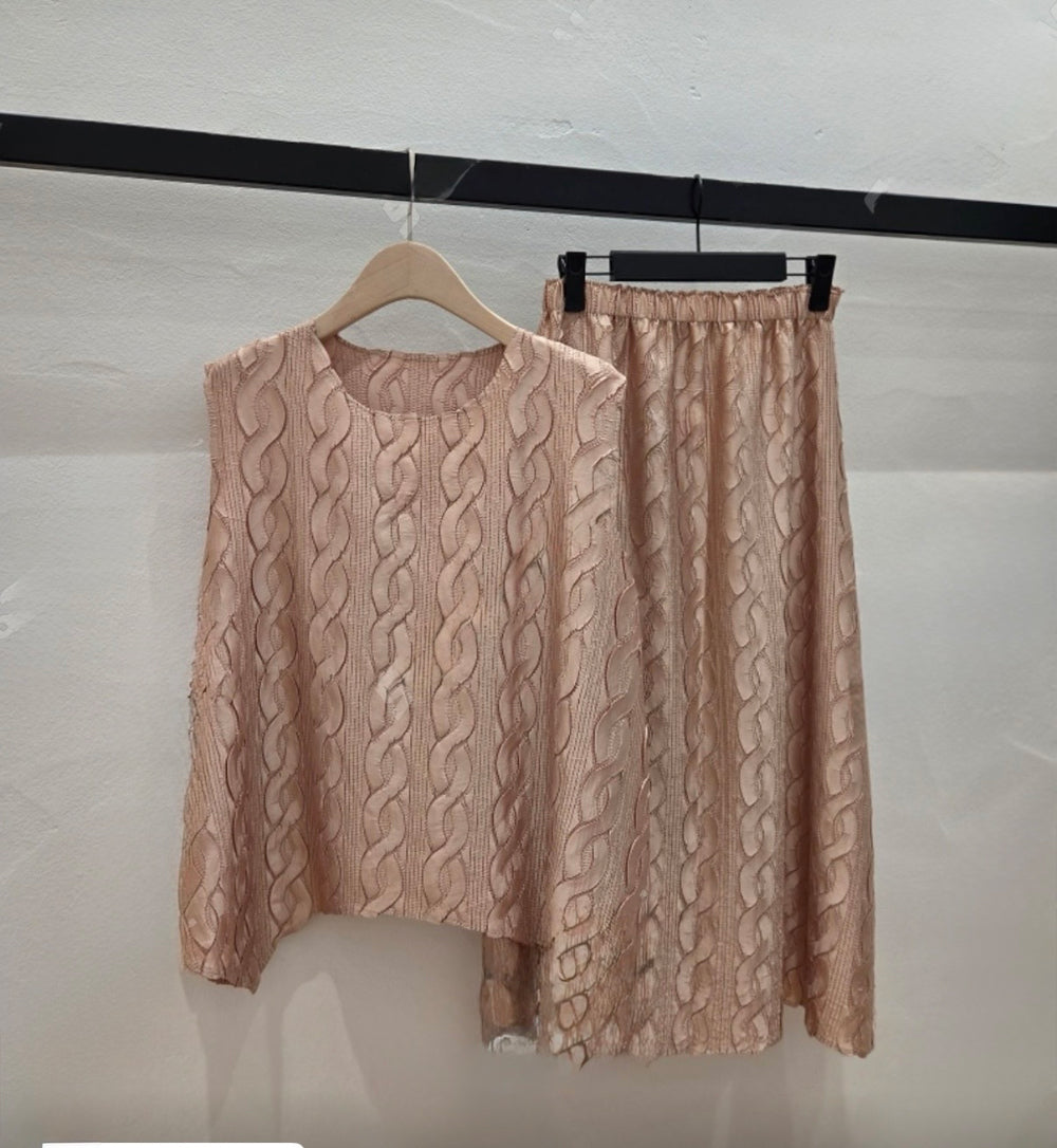 ✨반짝이는 은은한 펄감의 샤이니 꽈배기 플리츠 홀 셋업 Sleeveless Shimmer Pleated Texture Set-Up | Top & Skirt 2PCS · Elegant Satin Shine · Lightweight Summer Resort Look · Free Size✨