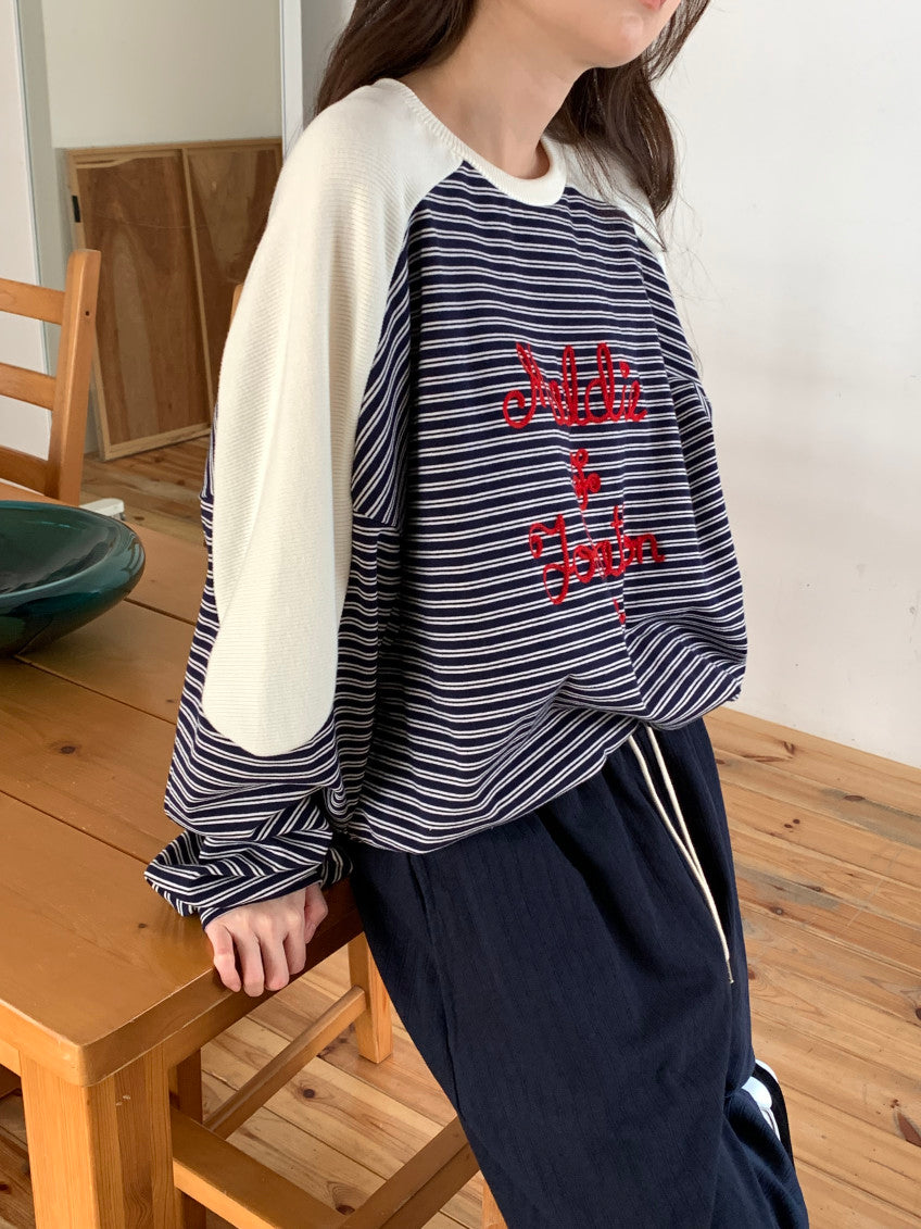 🧵 [벤티 스트라이프 배색] 레드 레터링 자수 맨투맨 | Stripe Color Block Embroidery Sweatshirt