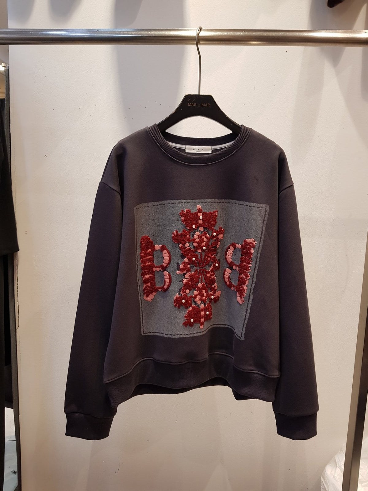 마르 BB✨ 진주 자수 맨투맨 | Pearl Embroidery Sweatshirt