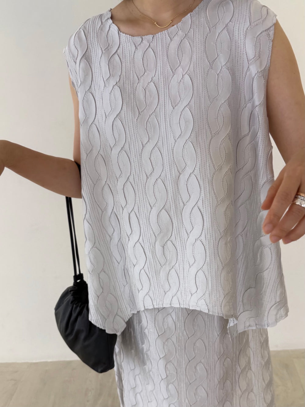 ✨반짝이는 은은한 펄감의 샤이니 꽈배기 플리츠 홀 셋업 Sleeveless Shimmer Pleated Texture Set-Up | Top & Skirt 2PCS · Elegant Satin Shine · Lightweight Summer Resort Look · Free Size✨