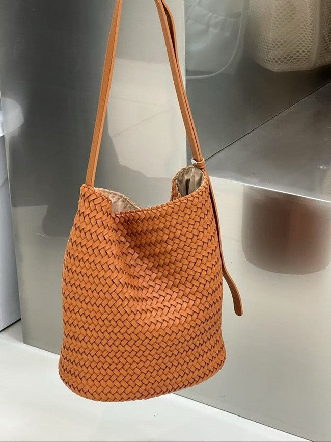 👜✨ 아르떼 드래곤 원통형 숄더 크로스 위빙백 [합성피혁]✨👜 핸드메이드 위빙 버킷백 · 데일리 숄더백 · 크로스백 | Arte Dragon Handwoven Bucket Bag