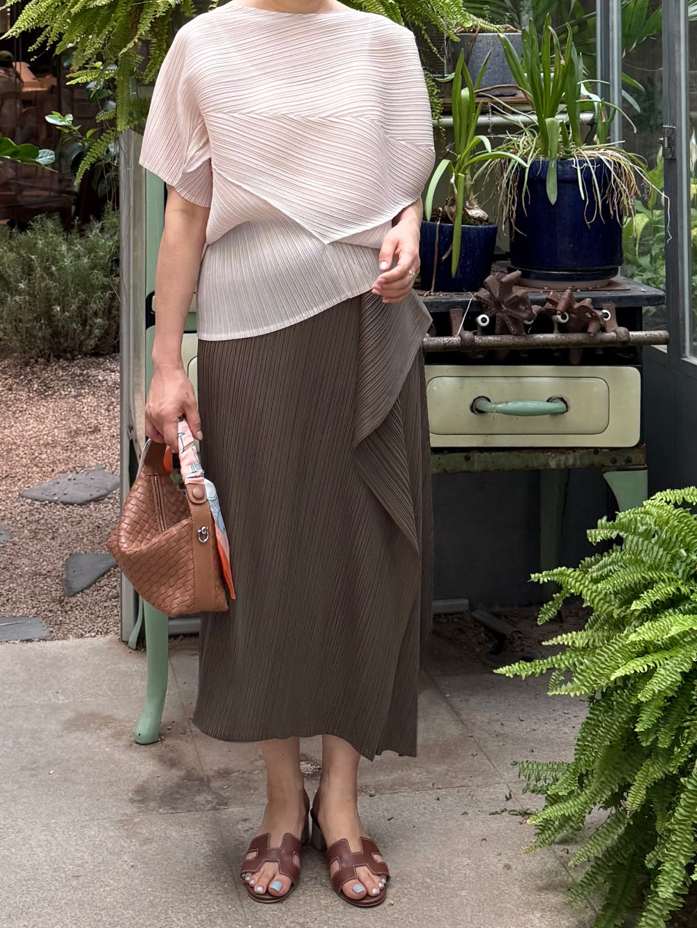 플리츠 원뿔 드레이프 스커트 | 걸을 때마다 우아하게 흐르는 드레이프 플리츠 스커트 Pleated Cone Drape Skirt | Gracefully Flowing Pleated Skirt with Elegant Drape Detail