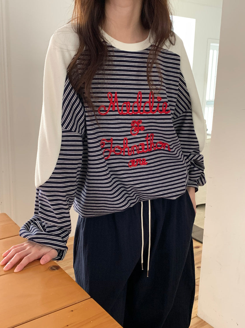 🧵 [벤티 스트라이프 배색] 레드 레터링 자수 맨투맨 | Stripe Color Block Embroidery Sweatshirt
