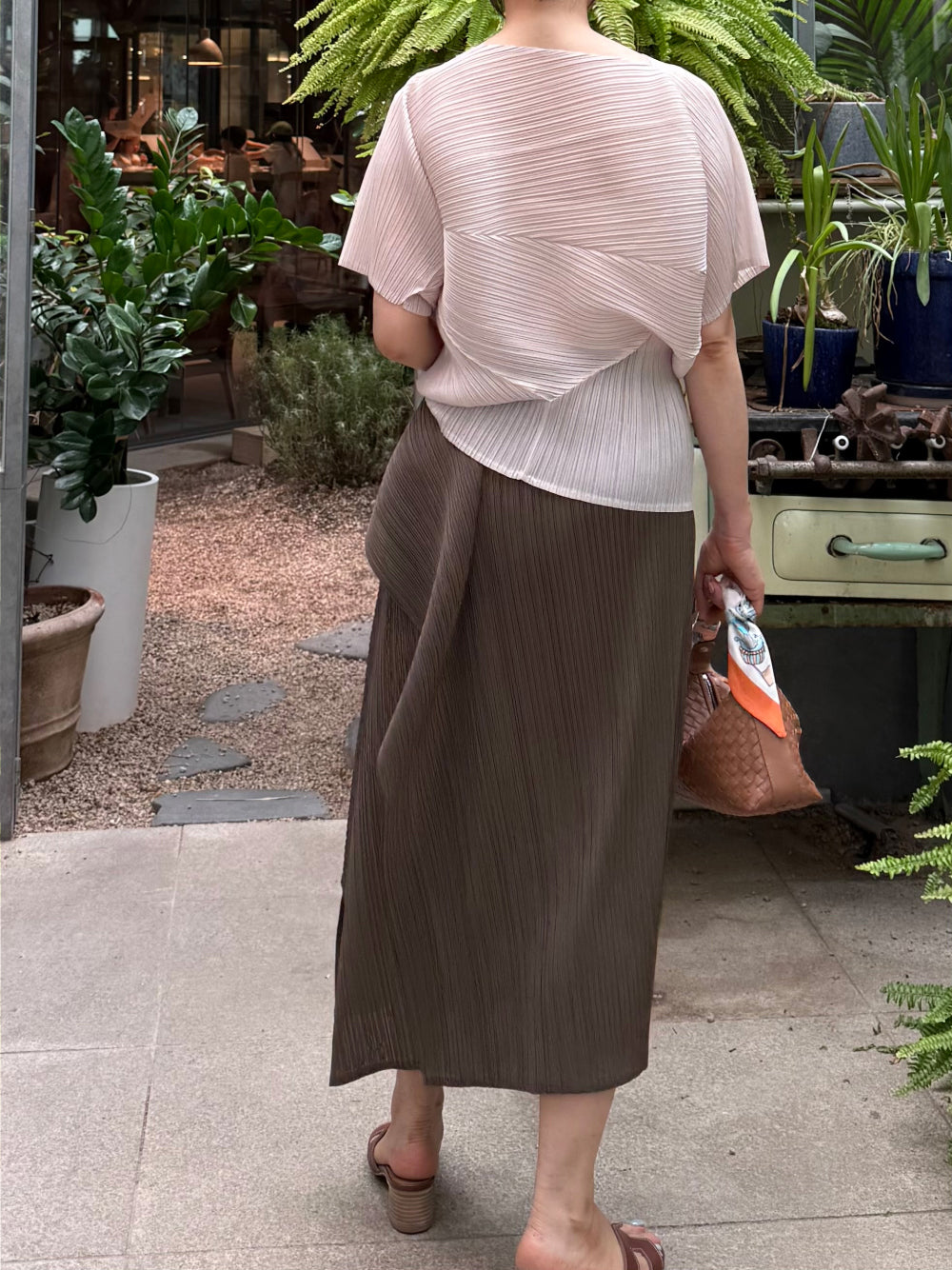 플리츠 원뿔 드레이프 스커트 | 걸을 때마다 우아하게 흐르는 드레이프 플리츠 스커트 Pleated Cone Drape Skirt | Gracefully Flowing Pleated Skirt with Elegant Drape Detail