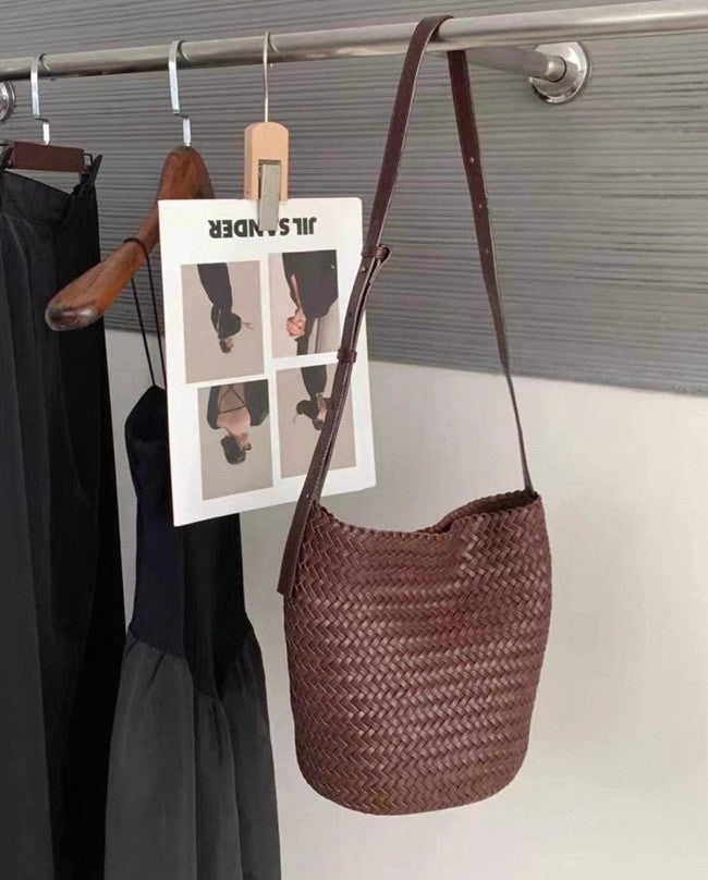 👜✨ 아르떼 드래곤 원통형 숄더 크로스 위빙백 [합성피혁]✨👜 핸드메이드 위빙 버킷백 · 데일리 숄더백 · 크로스백 | Arte Dragon Handwoven Bucket Bag