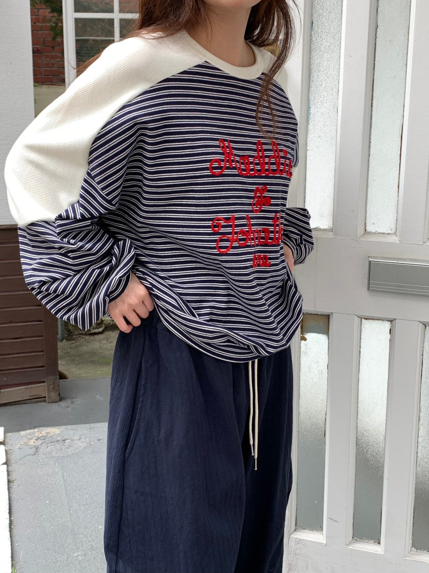 🧵 [벤티 스트라이프 배색] 레드 레터링 자수 맨투맨 | Stripe Color Block Embroidery Sweatshirt