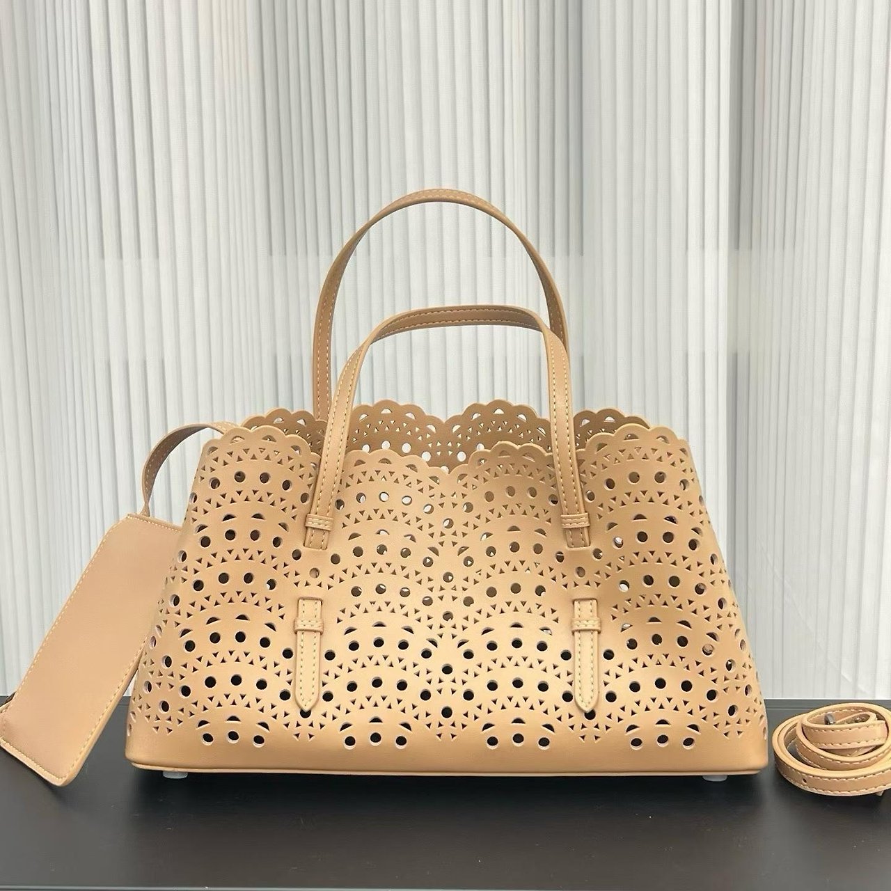 👜✨ 삼성가가 선택한 스타일 프리미엄 소가죽 알*이 미나 펀칭 미니 토트백 | Premium Leather Mini Tote | 여름 데일리백 🤍🖤🤎