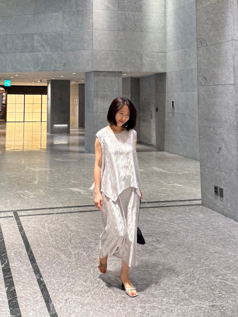 ✨반짝이는 은은한 펄감의 샤이니 꽈배기 플리츠 홀 셋업 Sleeveless Shimmer Pleated Texture Set-Up | Top & Skirt 2PCS · Elegant Satin Shine · Lightweight Summer Resort Look · Free Size✨