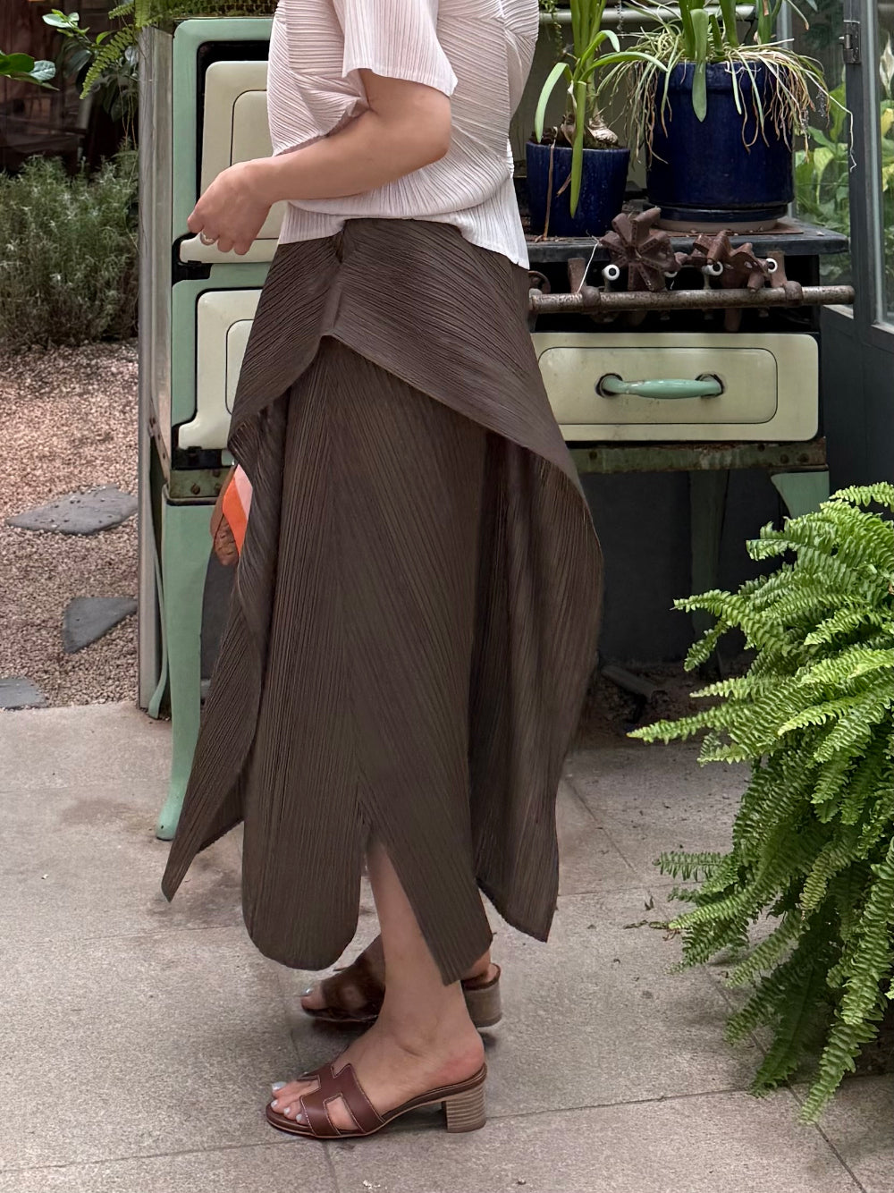 플리츠 원뿔 드레이프 스커트 | 걸을 때마다 우아하게 흐르는 드레이프 플리츠 스커트 Pleated Cone Drape Skirt | Gracefully Flowing Pleated Skirt with Elegant Drape Detail