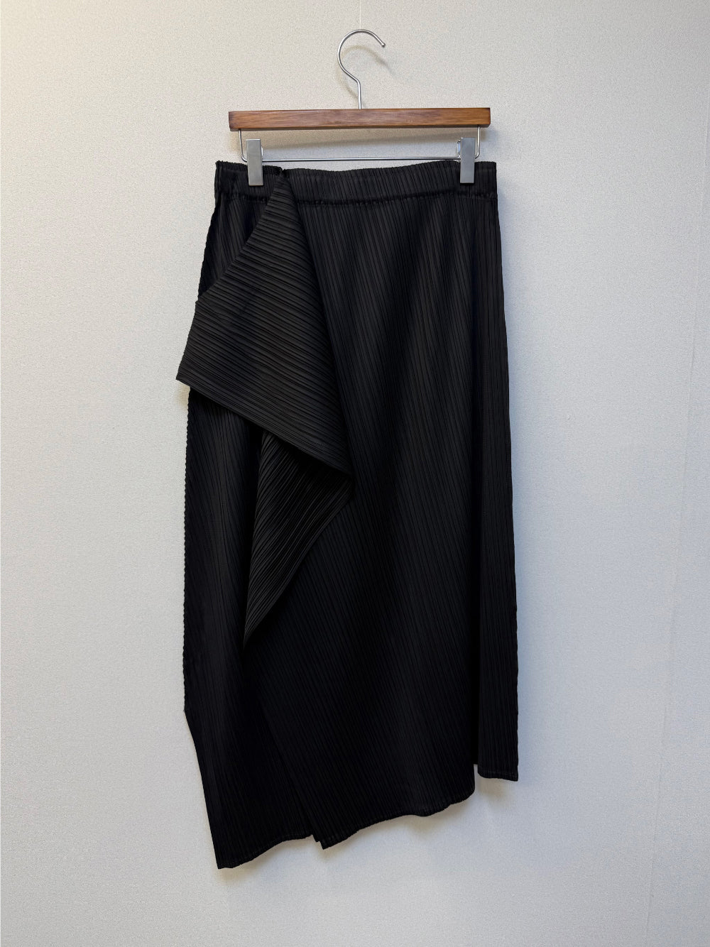 플리츠 원뿔 드레이프 스커트 | 걸을 때마다 우아하게 흐르는 드레이프 플리츠 스커트 Pleated Cone Drape Skirt | Gracefully Flowing Pleated Skirt with Elegant Drape Detail