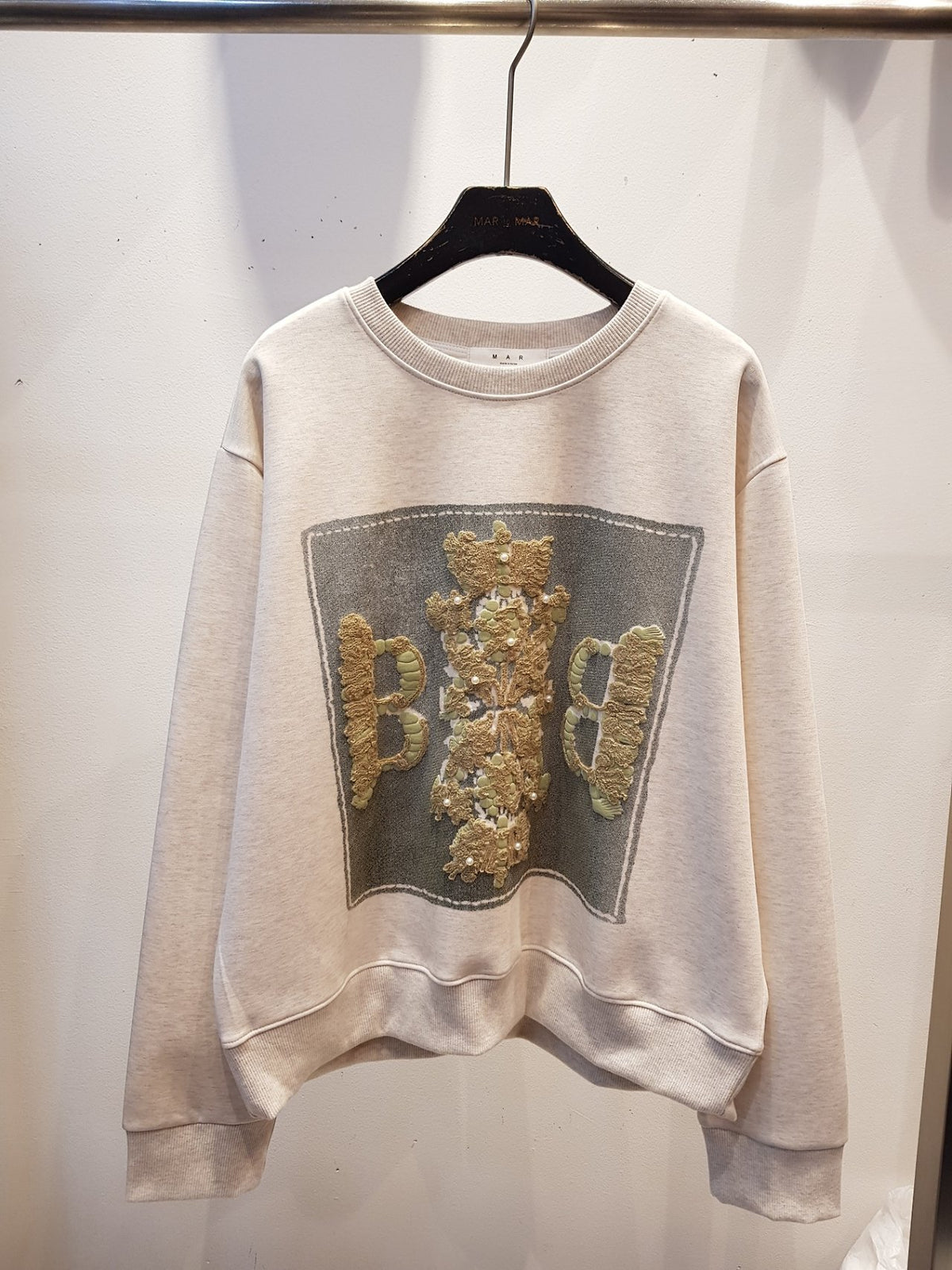 마르 BB✨ 진주 자수 맨투맨 | Pearl Embroidery Sweatshirt