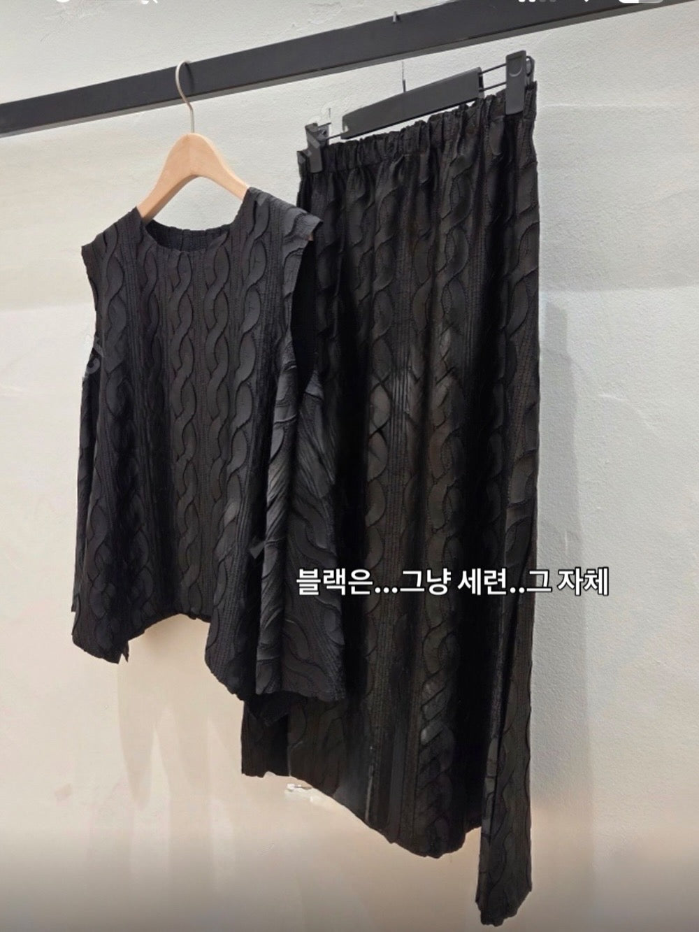 ✨반짝이는 은은한 펄감의 샤이니 꽈배기 플리츠 홀 셋업 Sleeveless Shimmer Pleated Texture Set-Up | Top & Skirt 2PCS · Elegant Satin Shine · Lightweight Summer Resort Look · Free Size✨