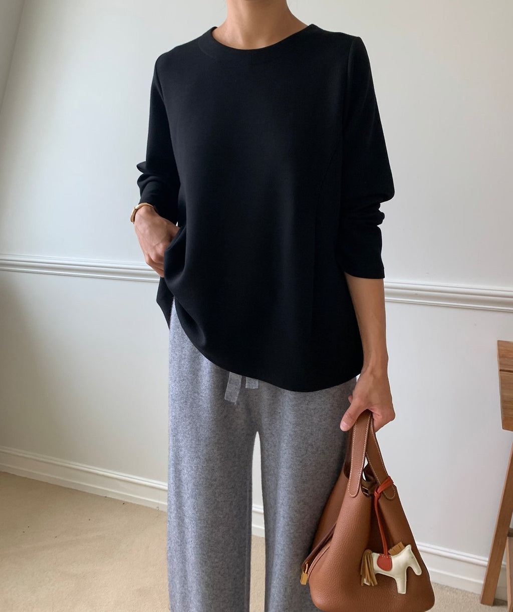 🖤 [럭키룸 라인이 예쁜 분또] 사이드 다트 A라인 긴팔 티셔츠 | Soft Structured Dart A-Line Long Sleeve Top