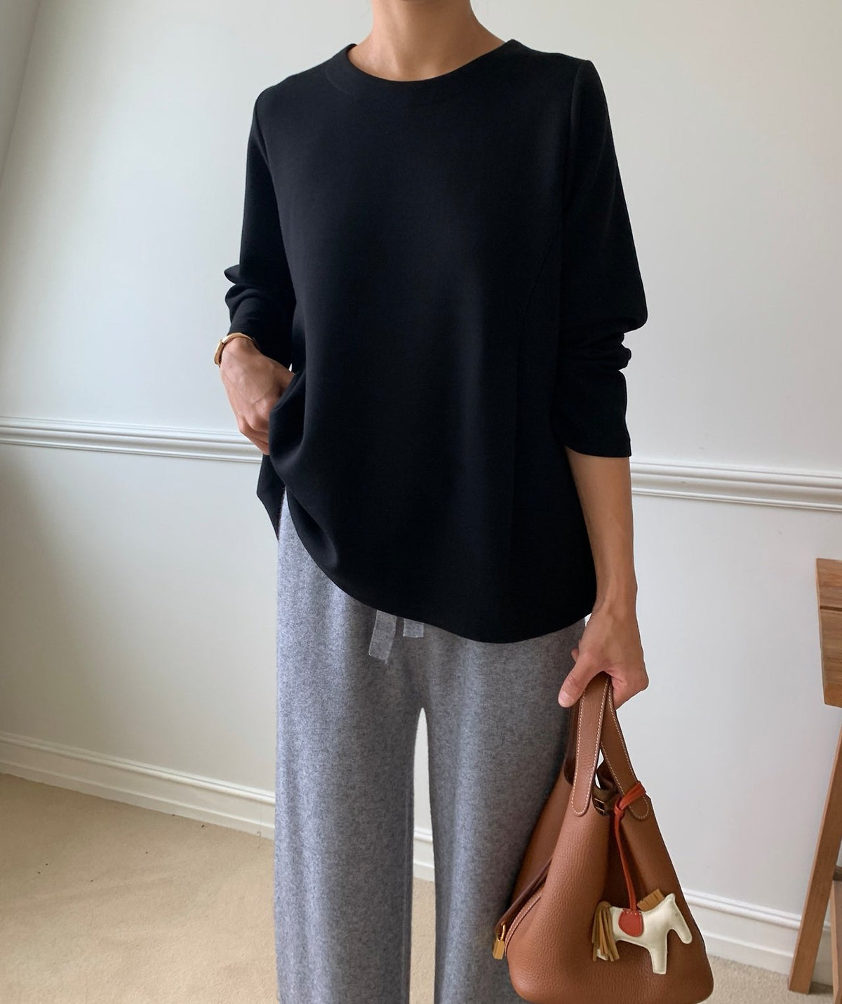 🖤 [럭키룸 라인이 예쁜 분또] 사이드 다트 A라인 긴팔 티셔츠 | Soft Structured Dart A-Line Long Sleeve Top