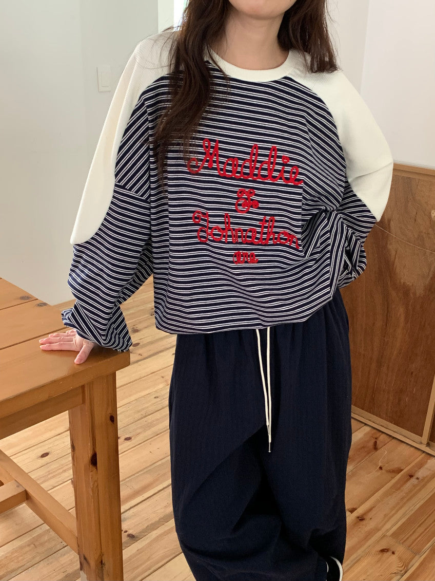 🧵 [벤티 스트라이프 배색] 레드 레터링 자수 맨투맨 | Stripe Color Block Embroidery Sweatshirt