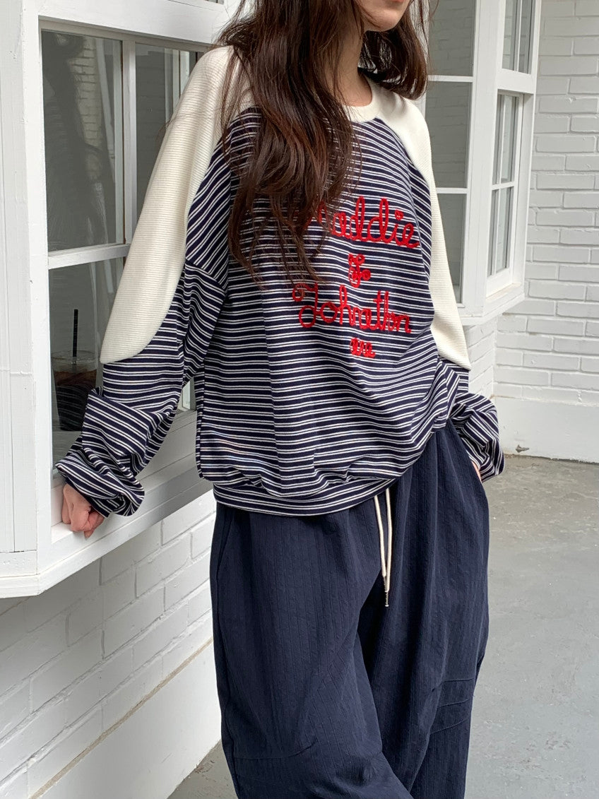 🧵 [벤티 스트라이프 배색] 레드 레터링 자수 맨투맨 | Stripe Color Block Embroidery Sweatshirt