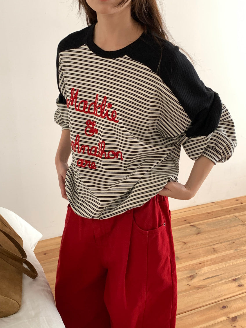 🧵 [벤티 스트라이프 배색] 레드 레터링 자수 맨투맨 | Stripe Color Block Embroidery Sweatshirt