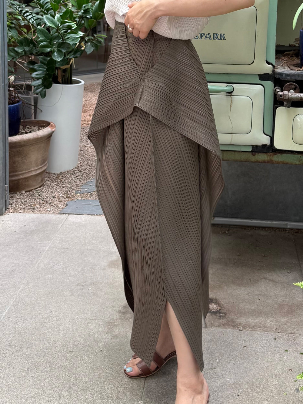 플리츠 원뿔 드레이프 스커트 | 걸을 때마다 우아하게 흐르는 드레이프 플리츠 스커트 Pleated Cone Drape Skirt | Gracefully Flowing Pleated Skirt with Elegant Drape Detail