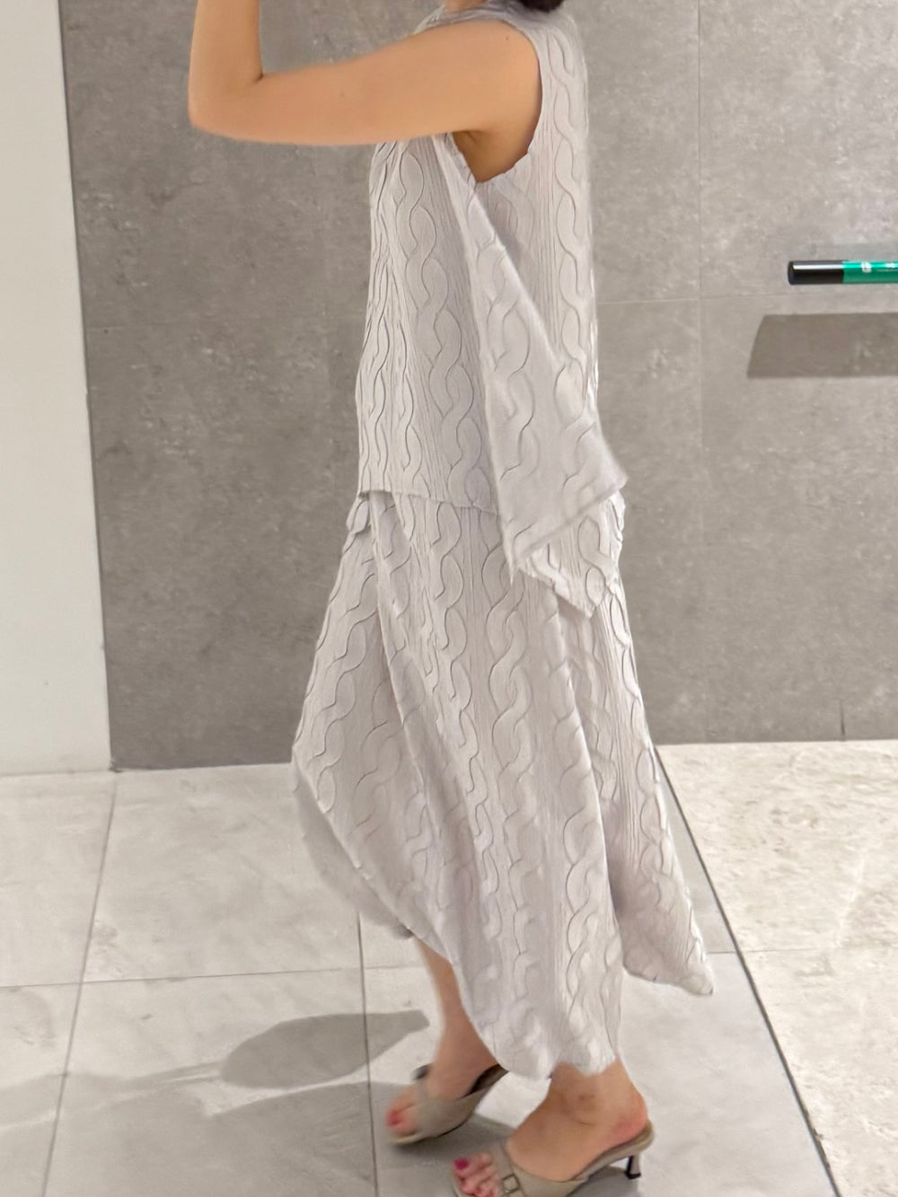 ✨반짝이는 은은한 펄감의 샤이니 꽈배기 플리츠 홀 셋업 Sleeveless Shimmer Pleated Texture Set-Up | Top & Skirt 2PCS · Elegant Satin Shine · Lightweight Summer Resort Look · Free Size✨