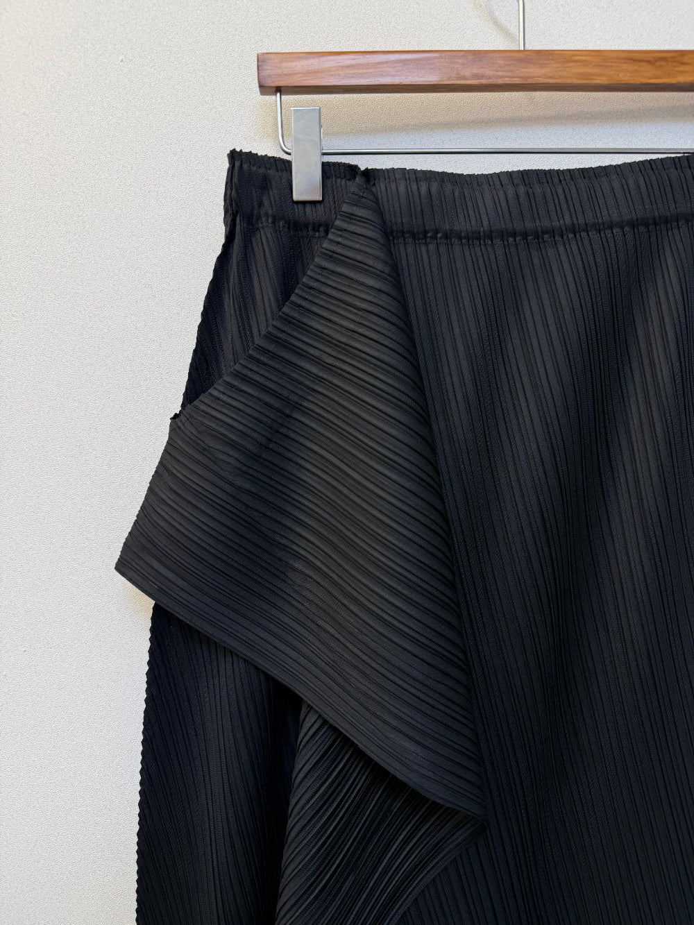 플리츠 원뿔 드레이프 스커트 | 걸을 때마다 우아하게 흐르는 드레이프 플리츠 스커트 Pleated Cone Drape Skirt | Gracefully Flowing Pleated Skirt with Elegant Drape Detail
