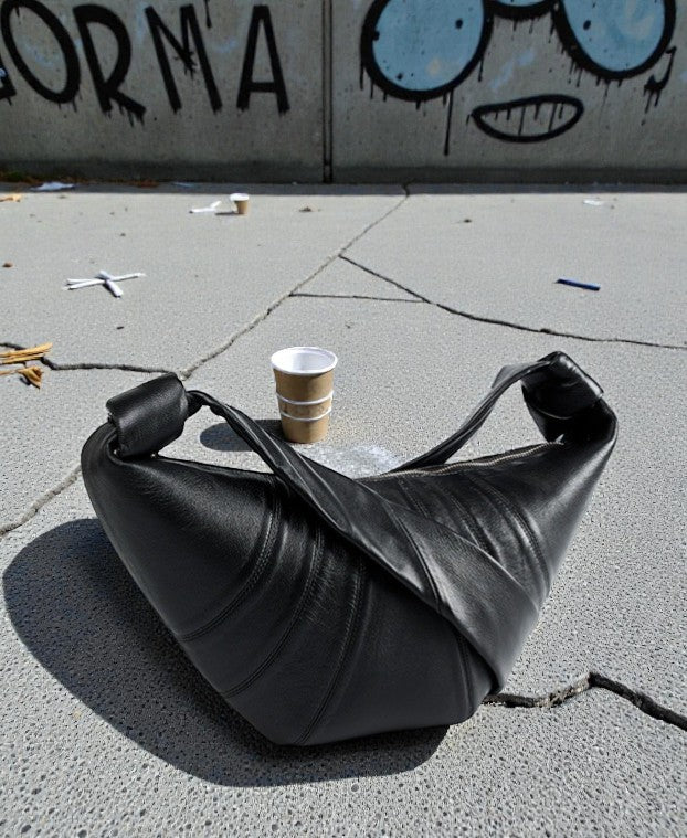 🌳[프리미엄라인]🌳[품절사태 3월20일 이후 재입고 후 !!4월수령!!]🖤프리미엄 양가죽 크로와상 포춘백 숄더백 🥐 고급 램스킨 바디라인 실루엣 데일리 럭셔리 숄더백 Lambskin Croissant Fortune Shoulder Bag