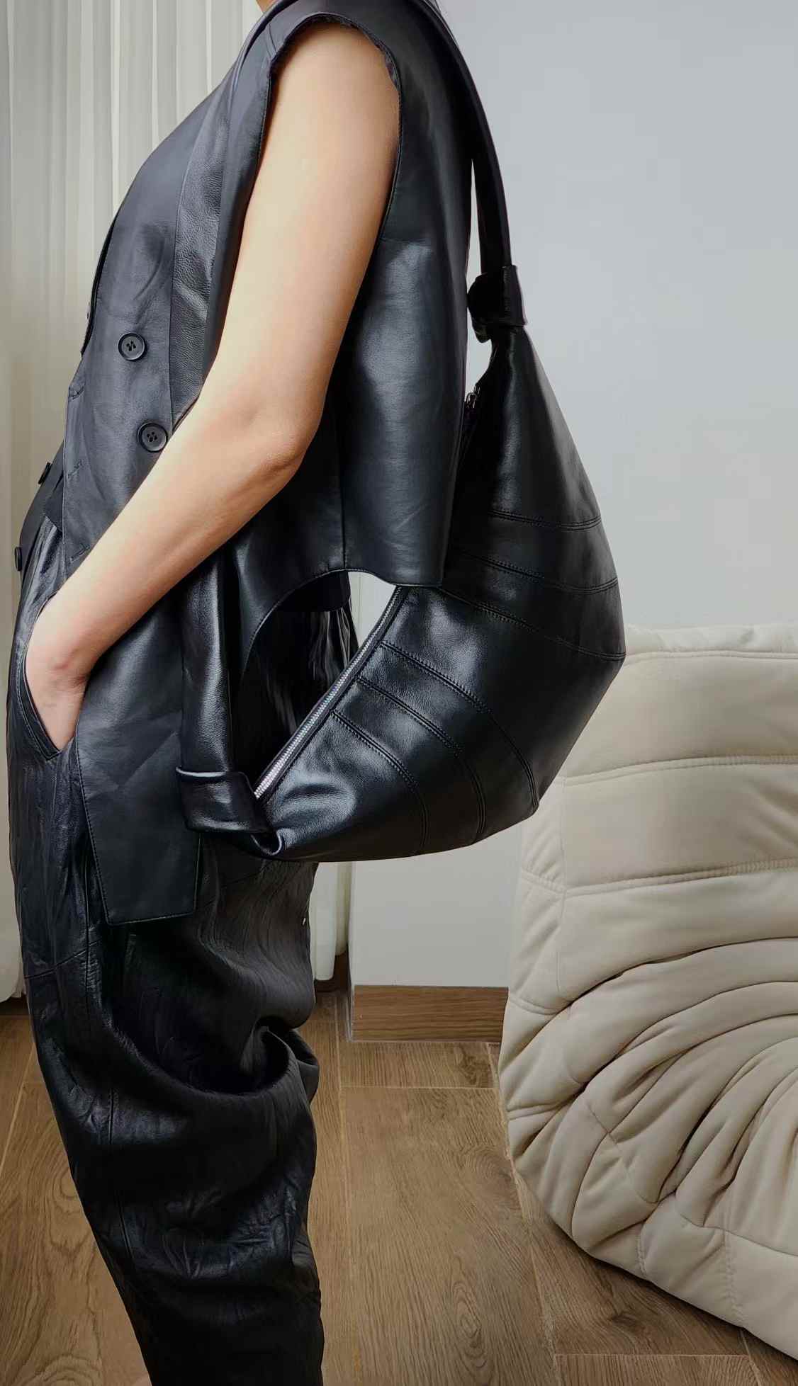 🌳[프리미엄라인]🌳[품절사태 3월20일 이후 재입고 후 !!4월수령!!]🖤프리미엄 양가죽 크로와상 포춘백 숄더백 🥐 고급 램스킨 바디라인 실루엣 데일리 럭셔리 숄더백 Lambskin Croissant Fortune Shoulder Bag