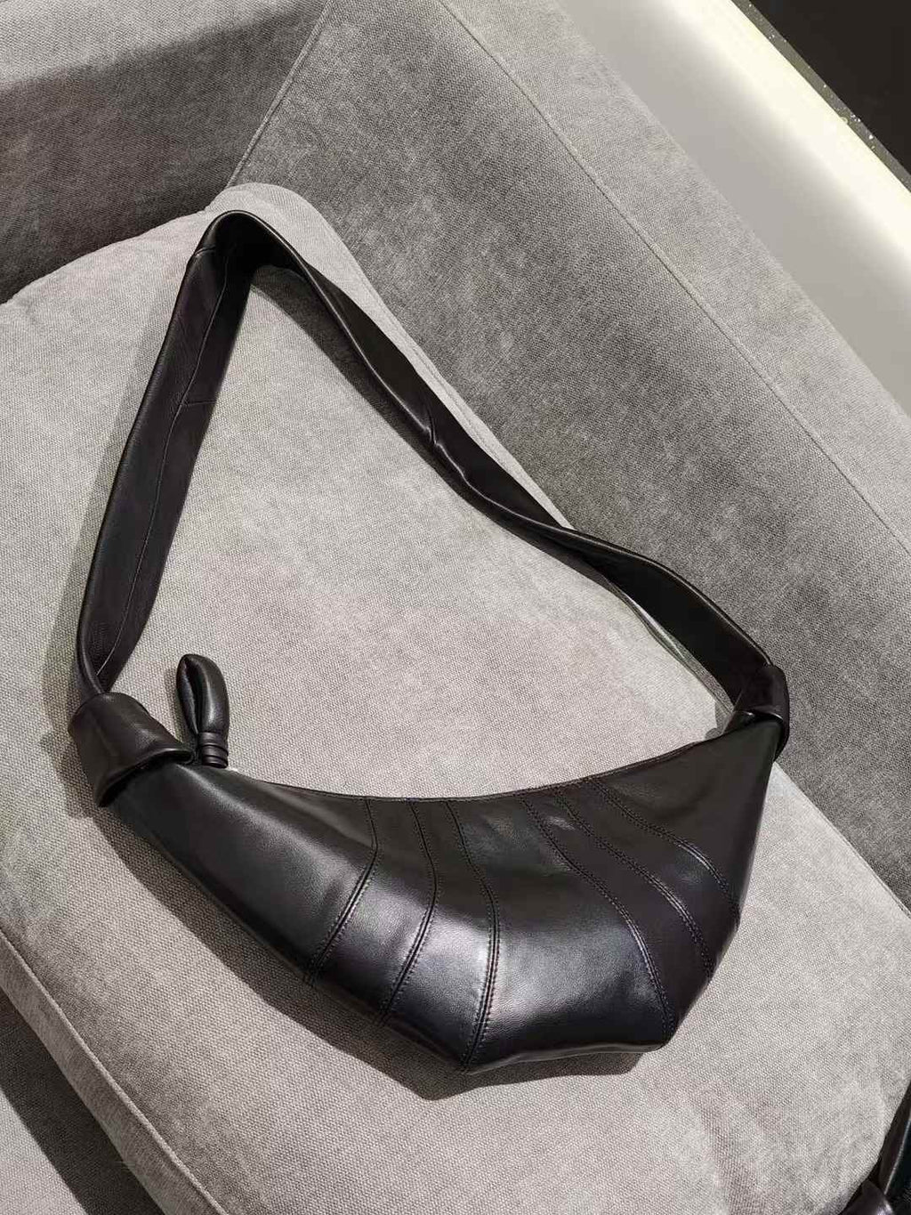 🌳[프리미엄라인]🌳[품절사태 3월20일 이후 재입고 후 !!4월수령!!]🖤프리미엄 양가죽 크로와상 포춘백 숄더백 🥐 고급 램스킨 바디라인 실루엣 데일리 럭셔리 숄더백 Lambskin Croissant Fortune Shoulder Bag