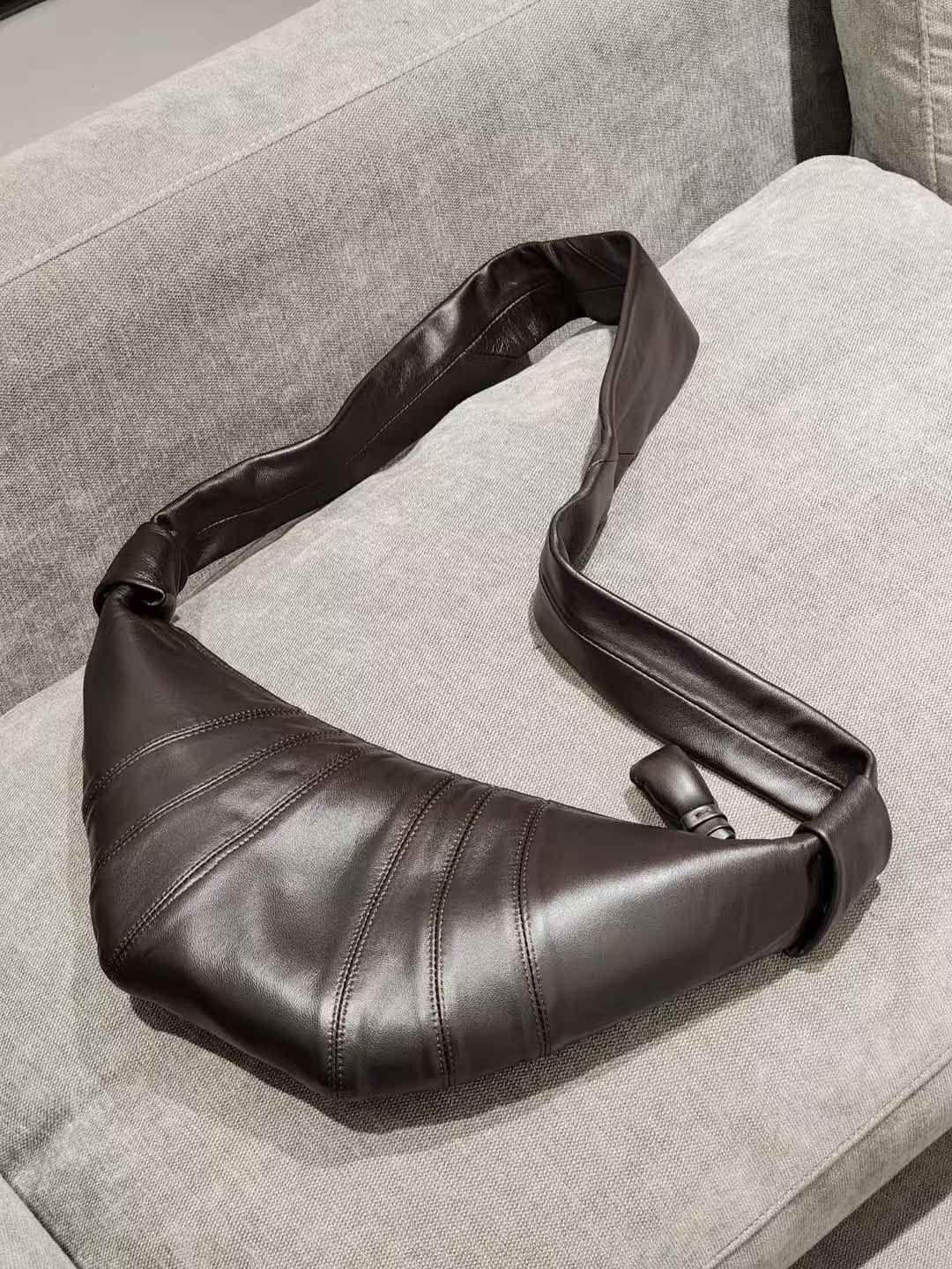 🌳[프리미엄라인]🌳[품절사태 3월20일 이후 재입고 후 !!4월수령!!]🖤프리미엄 양가죽 크로와상 포춘백 숄더백 🥐 고급 램스킨 바디라인 실루엣 데일리 럭셔리 숄더백 Lambskin Croissant Fortune Shoulder Bag