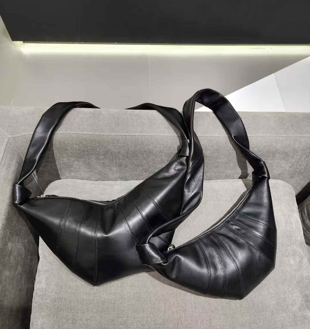 🌳[프리미엄라인]🌳[품절사태 3월20일 이후 재입고 후 !!4월수령!!]🖤프리미엄 양가죽 크로와상 포춘백 숄더백 🥐 고급 램스킨 바디라인 실루엣 데일리 럭셔리 숄더백 Lambskin Croissant Fortune Shoulder Bag